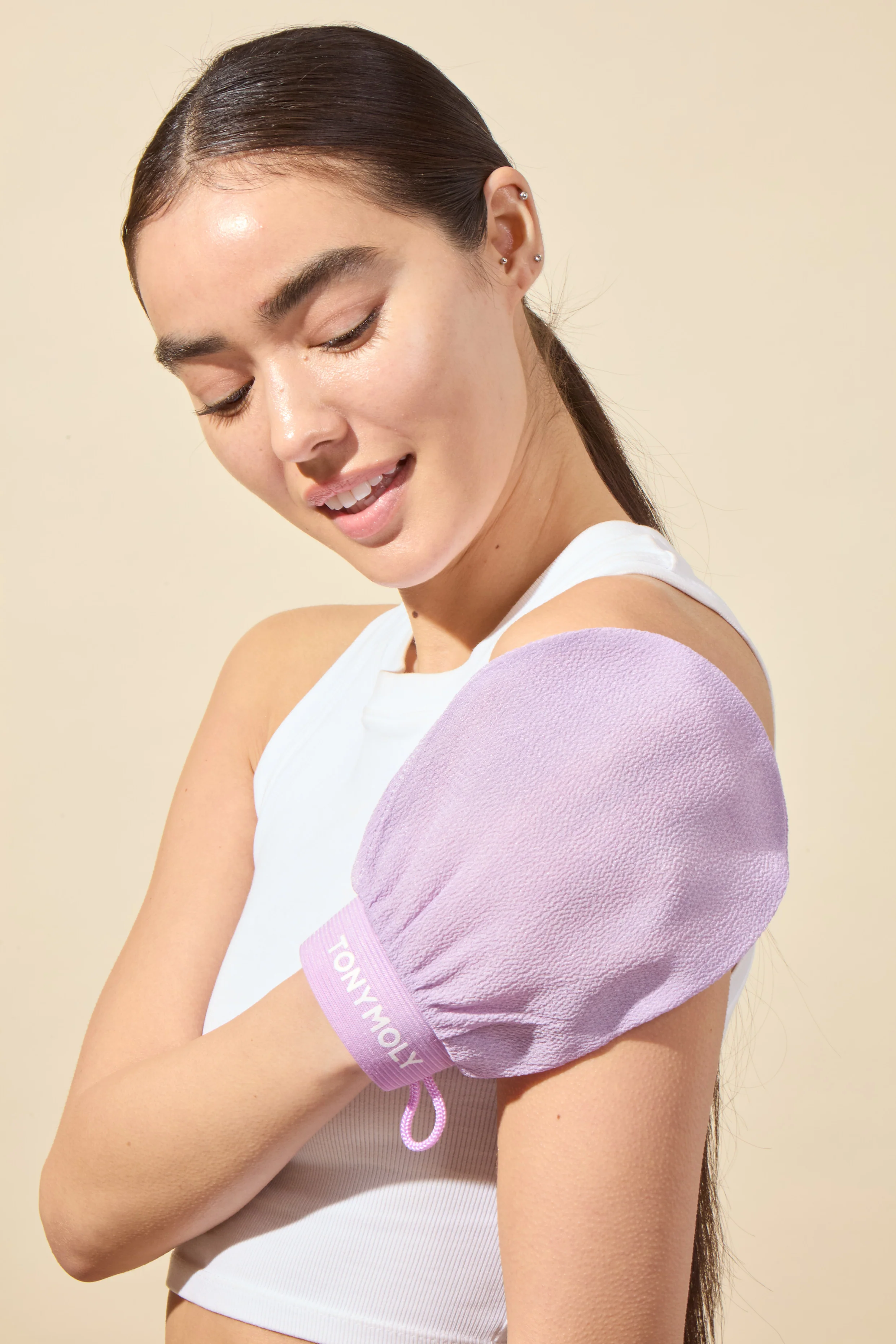 Plum Bum K-Spa Body Exfoliating Glove - Image 3
